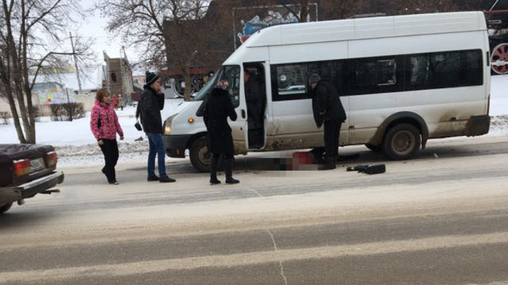 В Башкирии женщина поскользнулась и угодила под  маршрутку
