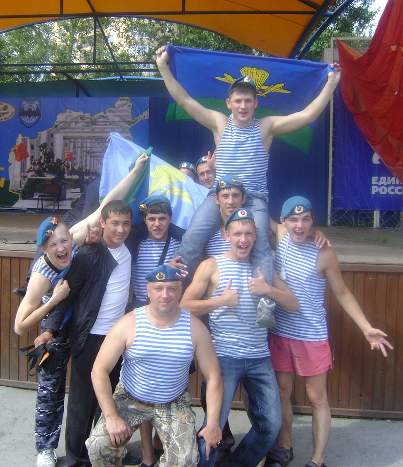 Десантников можно встретить не только на набережной, но и в других районах города Десантников можно встретить не только на набережной, но и в других районах города