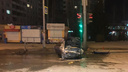 Фото последствий ночной аварии возле цирка: «Субару» всмятку после столкновения со светофором