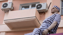 «Превратили в хрущёвку»: в доме на челябинской Кировке закрыли балконы цементными плитами