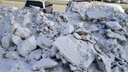 «Не пробраться»: на Гребенщикова неудачно почистили снег — он перегородил входы на тротуар