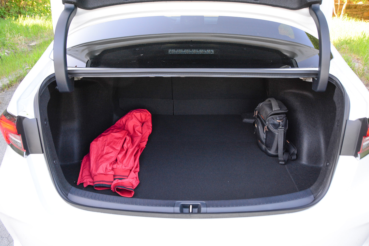 Багажник у Corolla не слишком большой (471 л), а его проблемой остаются не самый развитый проём и вдвижные петли. Зато запаска — полноразмерная даже для версий с 17-дюймовыми «катками», как на фото