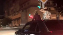 «Флешмоб, видимо»: ещё две девушки катались по центру города, высунувшись из люка