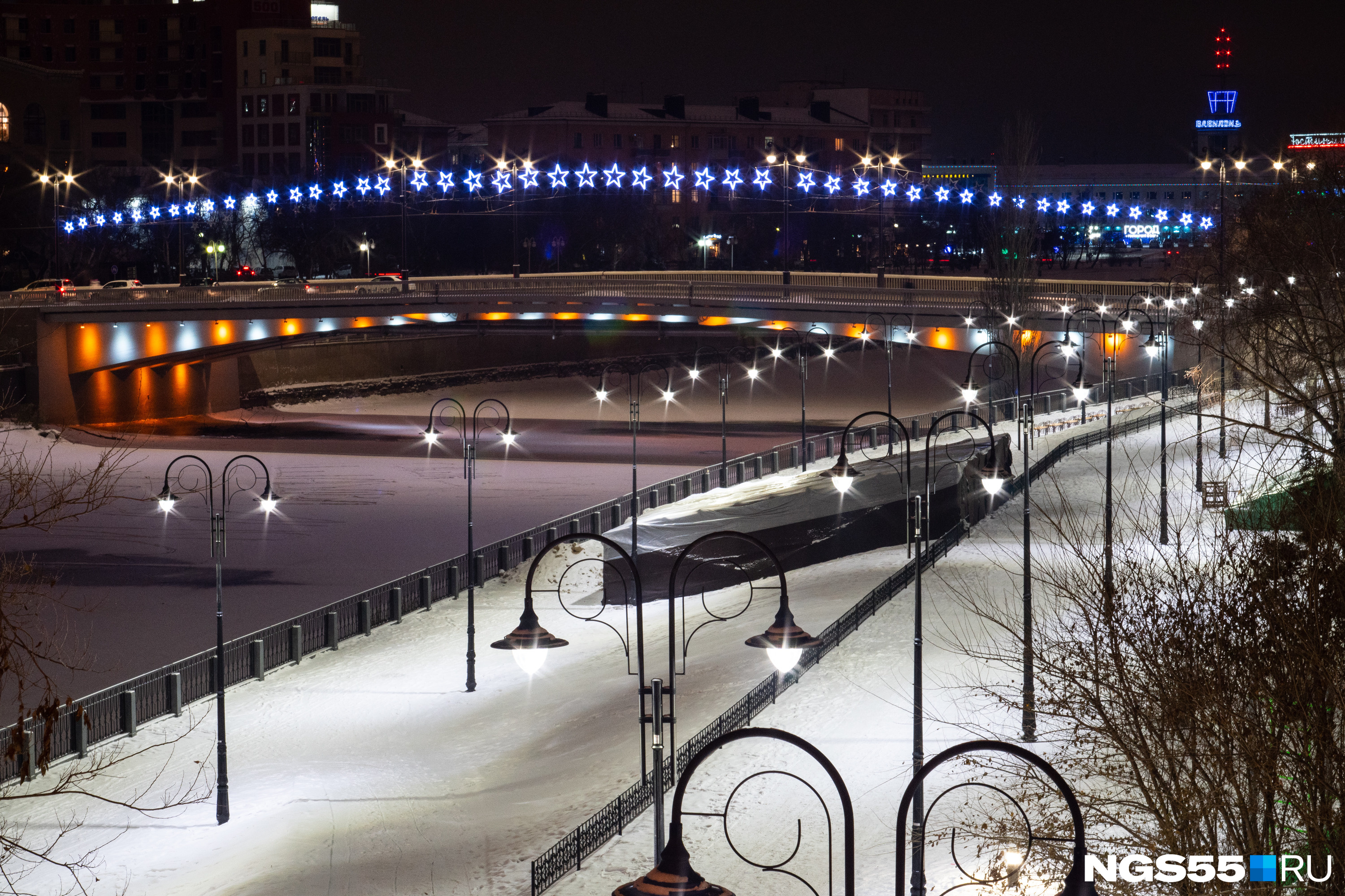 Ночной Омск набережная. Набережная Оми Омск. Краснотурьинск набережная. Омск ночью набережная.