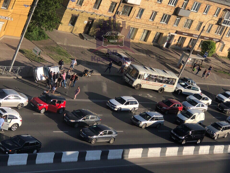В аварии, по данным ГИБДД, пострадали 3 автомобиля В аварии, по данным ГИБДД, пострадали 3 автомобиля
