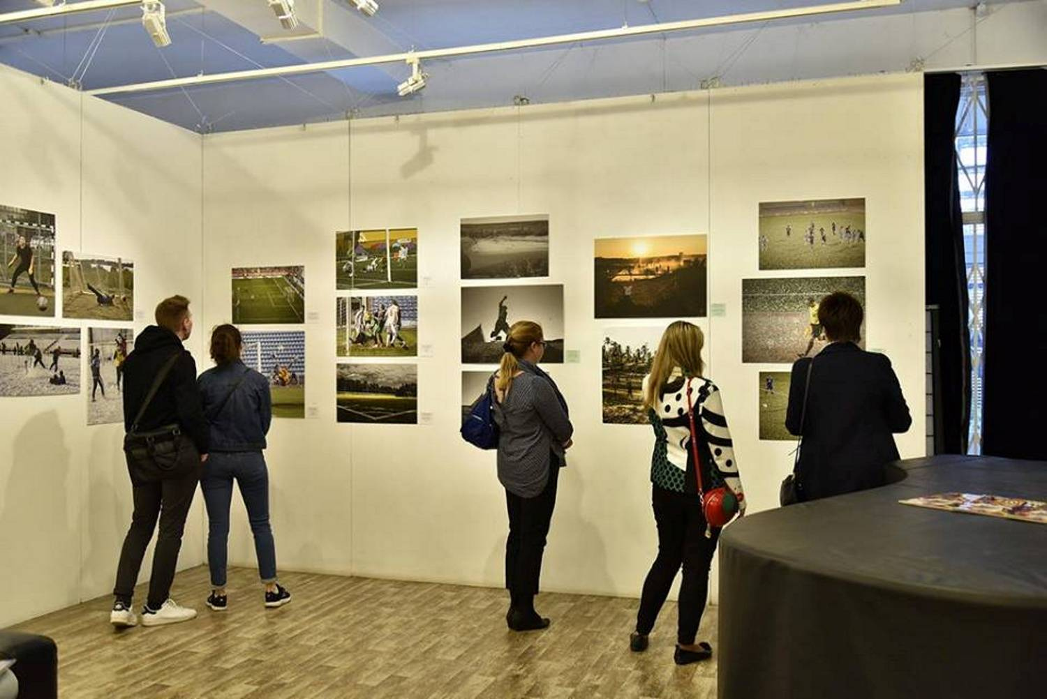 Три снимка новосибирского фотографа висят справа у окна Три снимка новосибирского фотографа висят справа у окна