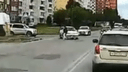 «Куда ты рулишь?»: 22-летний водитель давит женщину на переходе — виноват ли правый руль (видео)