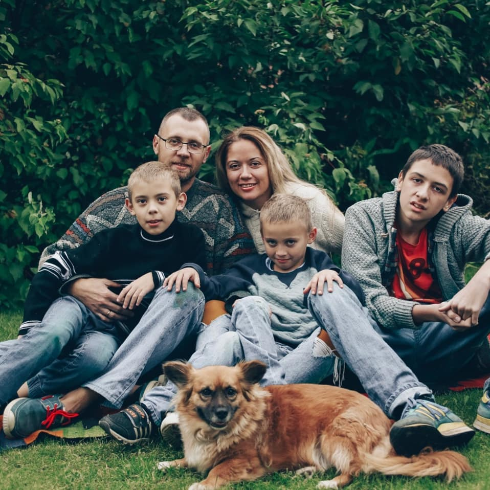 Братья когда-то буквально вытащили Серёжу «в мир», и сейчас, считает Елена, он вполне может частично сам за себя отвечать