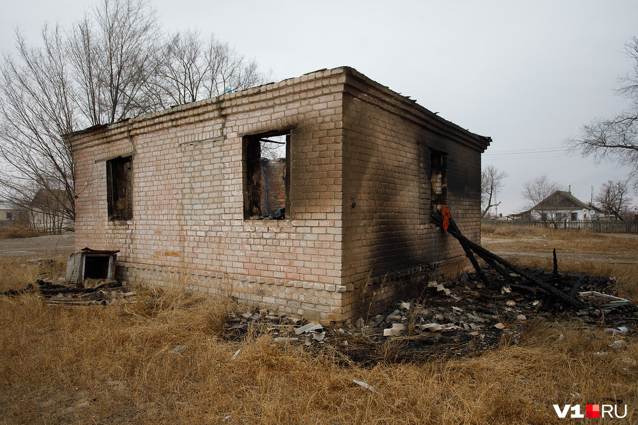 В выгоревшем дотла доме остались лишь старая печь и гора обожженных поленьев 