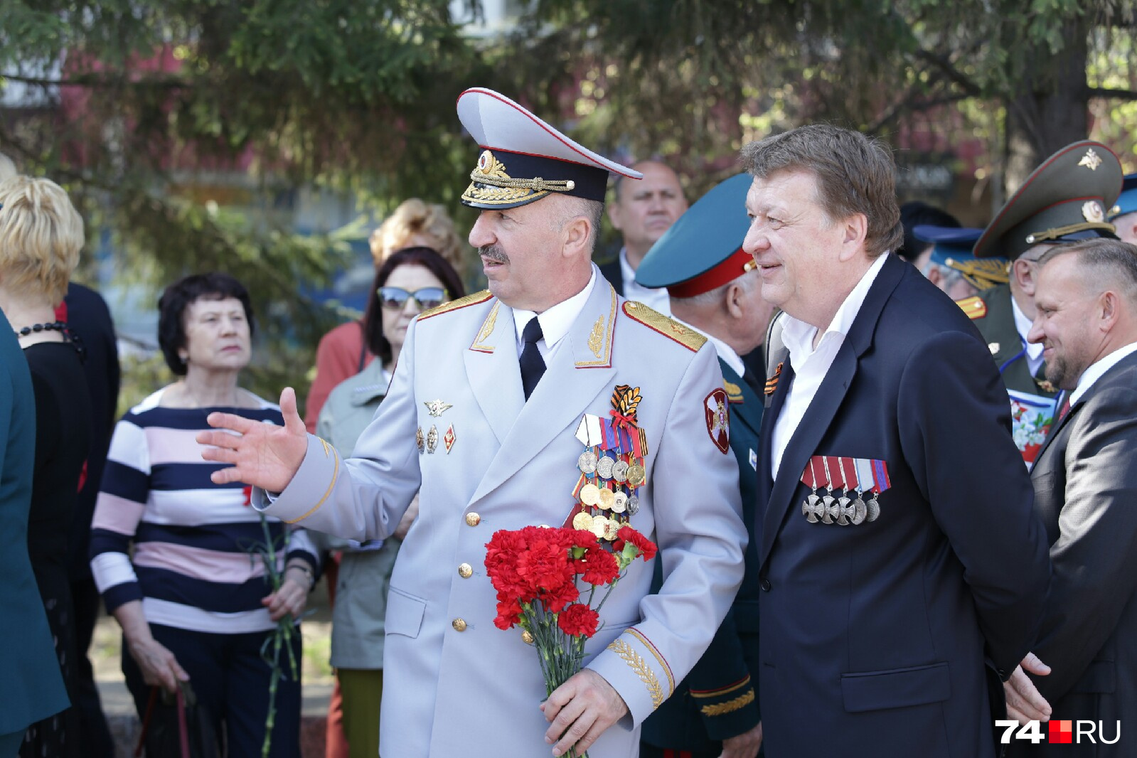 Начальник управления Росгвардии Челябинской области (слева) Александр Ясинский