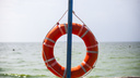 Спасатели сняли двух человек со сломавшегося в Бердском заливе катера