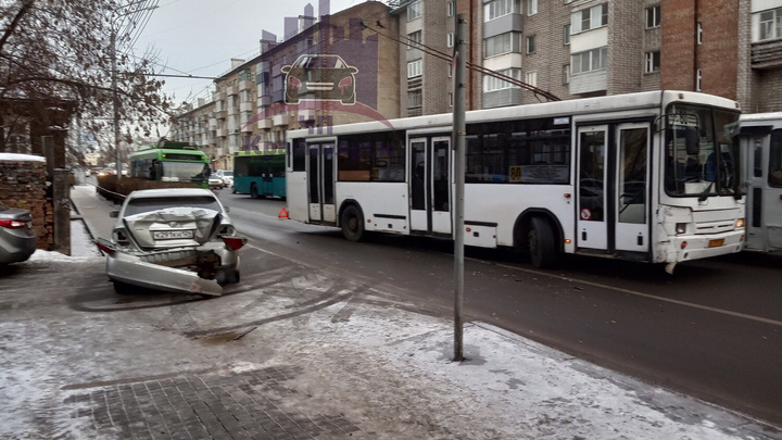 «Камри» отбросило на пешеходов после аварии с пассажирским автобусом на Ленина