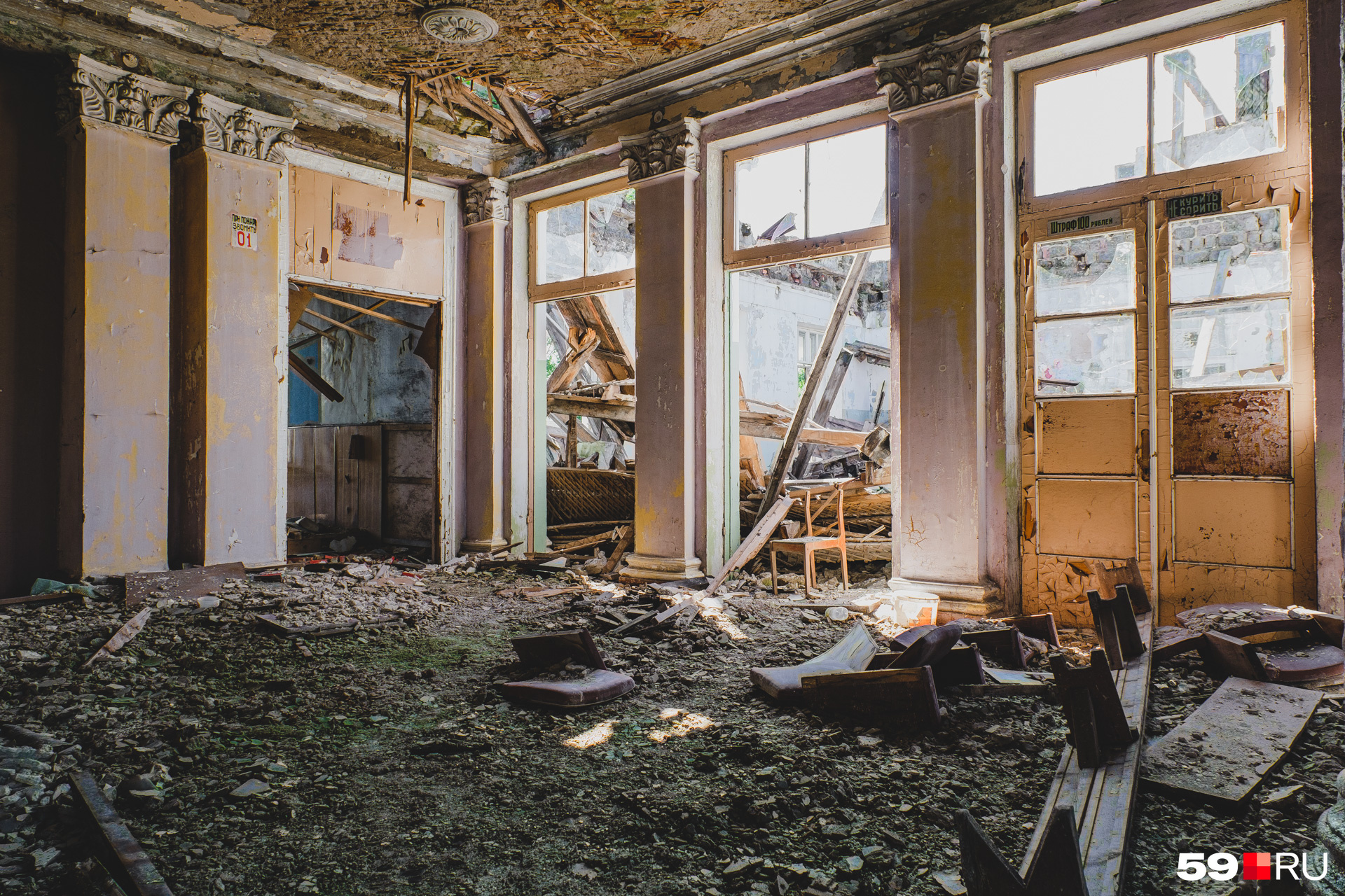 В залах — разруха и запустение