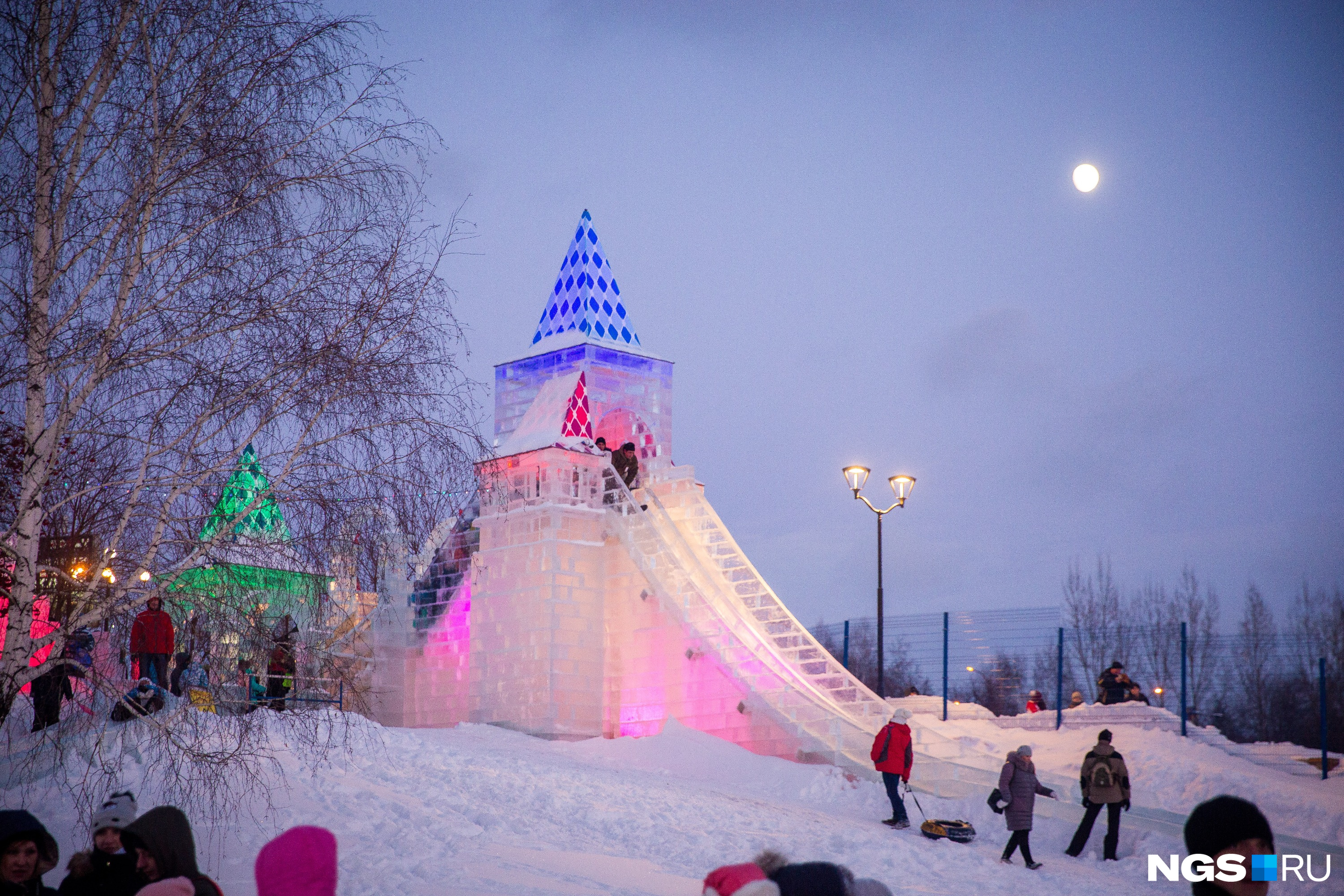 ледовый городок на набережной в новосибирске