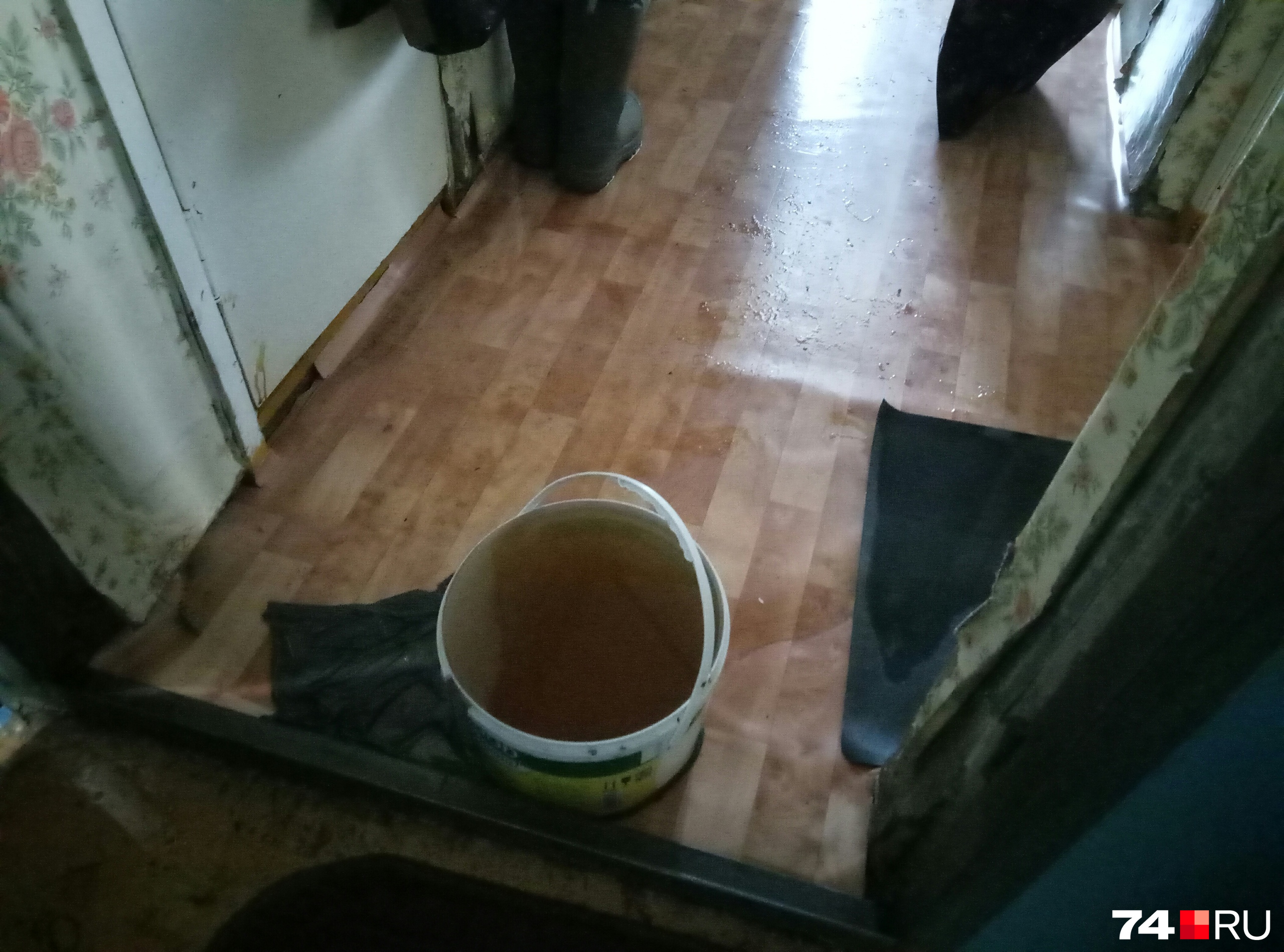 Вода заливала дом больше часа и промочила квартиры до первого этажа Вода заливала дом больше часа и промочила квартиры до первого этажа