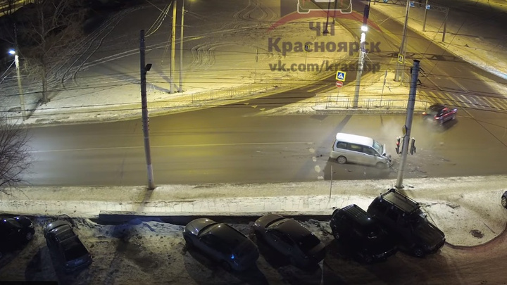 Пьяный водитель Nissan протаранил Porsche на пустой улице Копылова