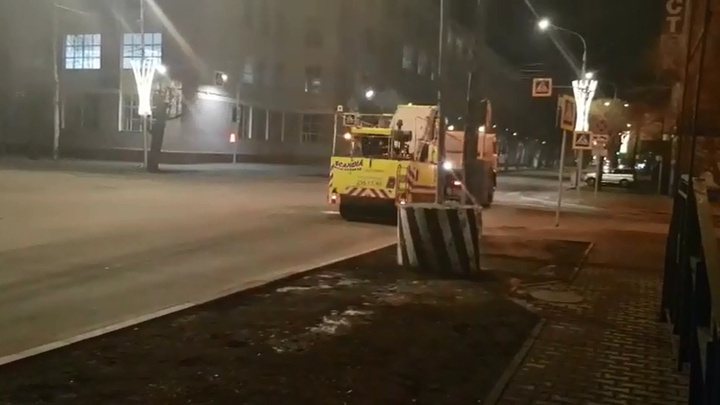 В день приезда Путина дорожники вышли ночью пылесосить улицы