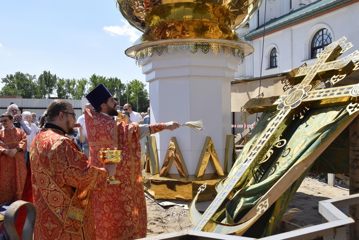 Покровитель самары. Храм святителя Алексия в Самаре. Богатый покровитель в церкви.