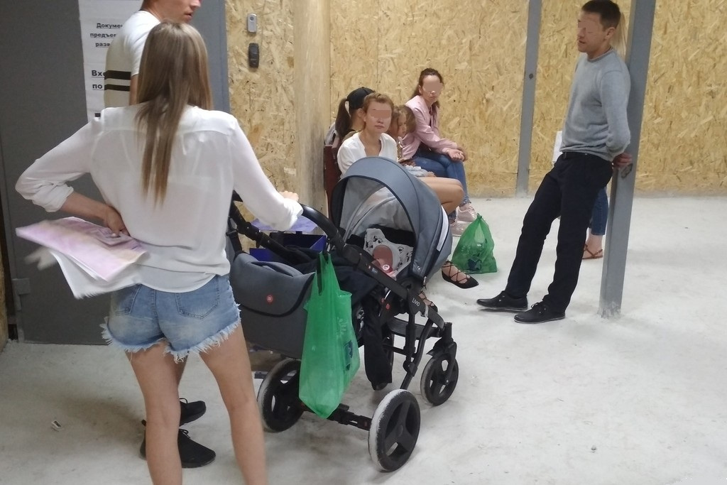 Помещение просторное, но из удобств — одинокая скамейка и урна Помещение просторное, но из удобств — одинокая скамейка и урна