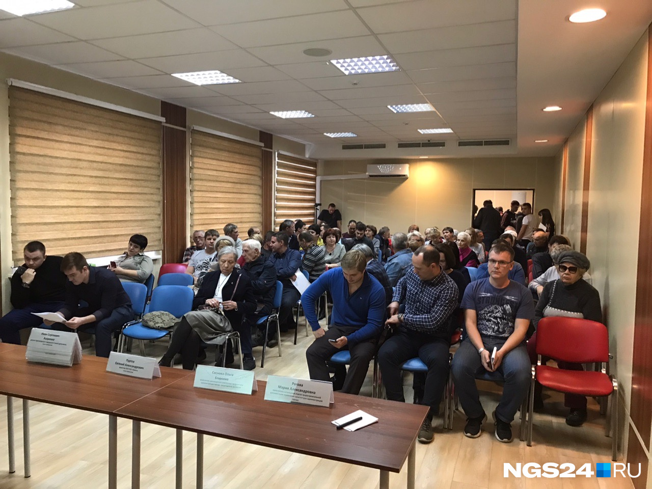 После того как стало понятно, что все зал все не войдут, слушания перенесли в помещение побольше После того как стало понятно, что все зал все не войдут, слушания перенесли в помещение побольше