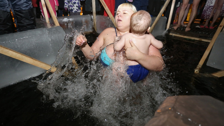 В МЧС рассказали, сколько человек в Челябинской области нырнули в проруби на Крещение