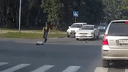 «Куда ты рулишь?»: водитель «Тойоты» сбивает бегущую девочку на переходе — виноват ли он (видео)