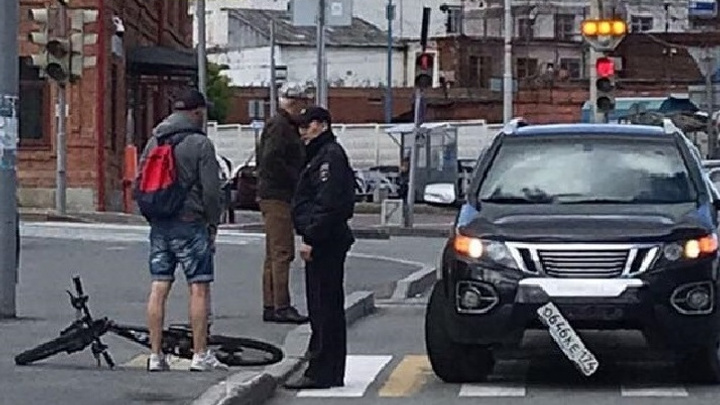 В центре Екатеринбурга полицейский сбил велосипедиста на пешеходном переходе