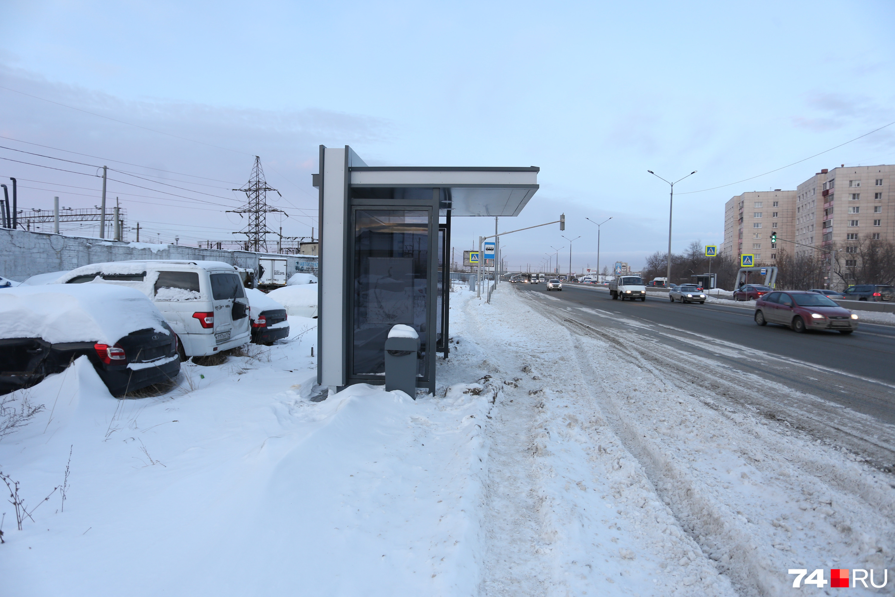 На остановке «Улица Гончаренко» на «Меридиане» — снежно и грустно