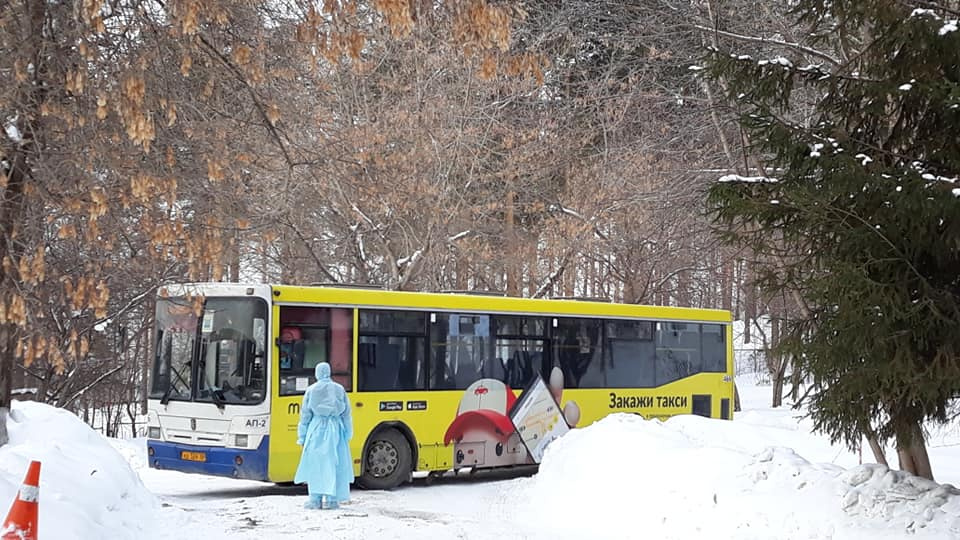 До санатория китайцев везли на автобусах (не рейсовых)
