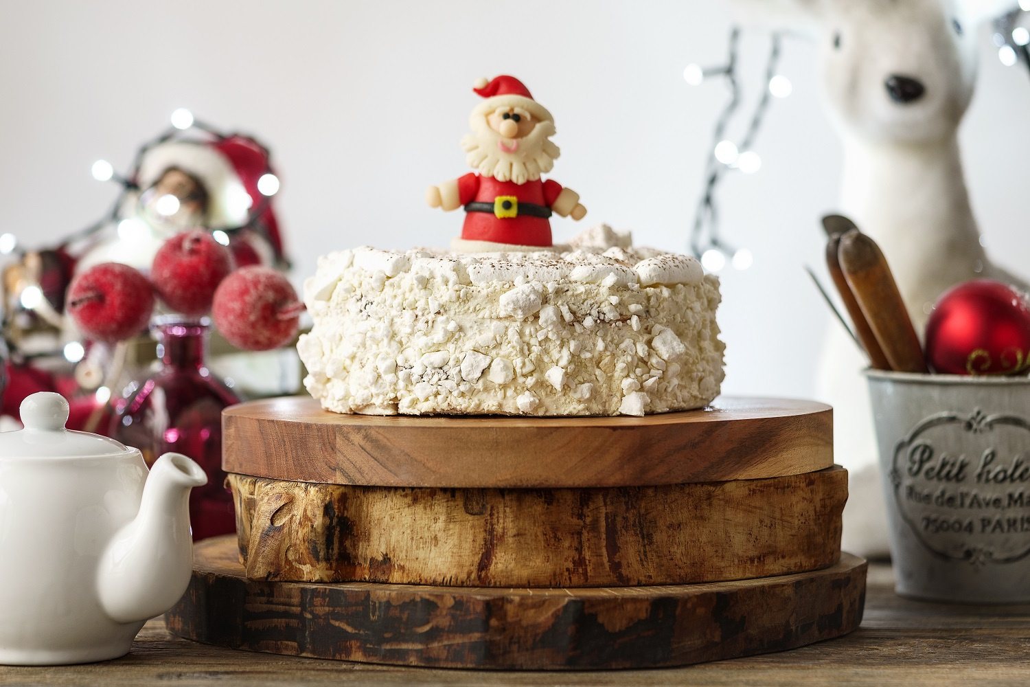 Торт «Полет», украшен марципановым Дедом Морозом (продается отдельно). Воздушно-ореховое безе с молочно-шоколадным и сливочным кремом