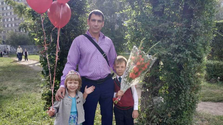 «Я за папу и маму»: красноярец потерял жену из-за несчастного случая и один воспитывает двоих детей