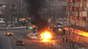 Хлопок и пламя: в центре Челябинска загорелся легковой автомобиль