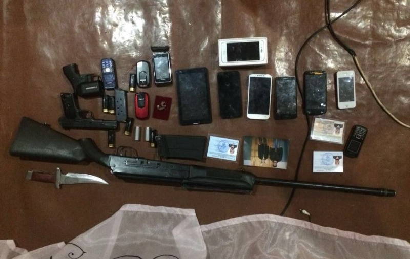 Во время обысков у мужчин полиция изъяла телефоны и оружие