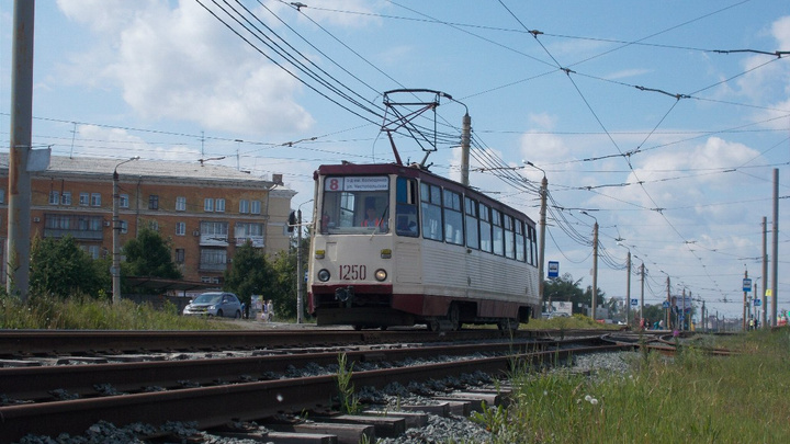 Мусоровоз оборвал провод и оставил в час пик без трамваев целый район Челябинска