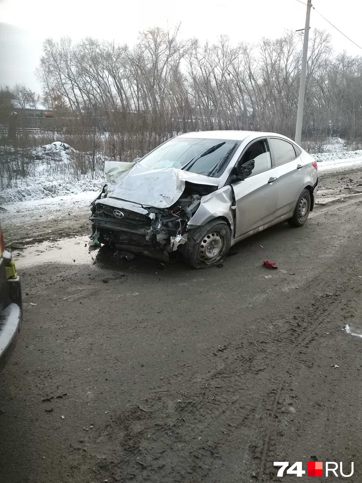 По словам очевидцев, Hyundai влетел в малолитражку, когда её водитель начала разворачиваться