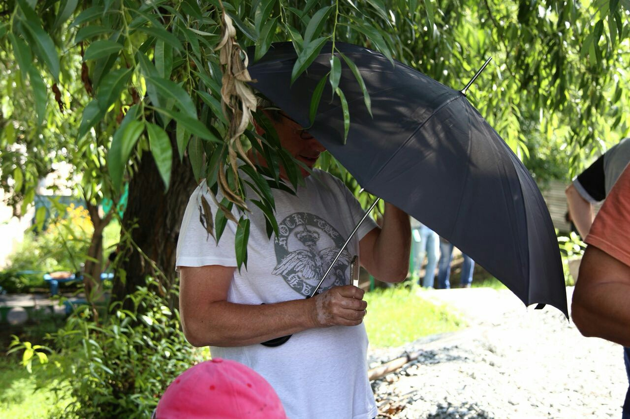 Сначала мужчина прятал лицо под зонтом