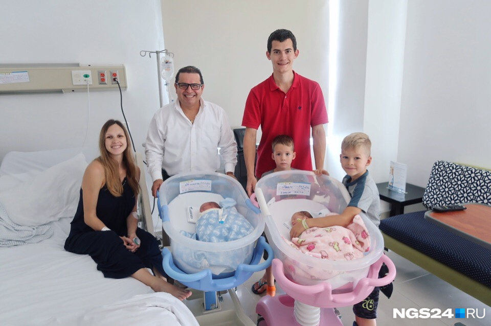 Вся семья в мексиканской клинике после рождения детей