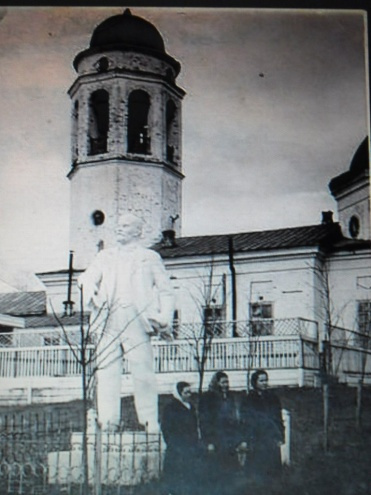 Раньше с памятником часто фотографировались