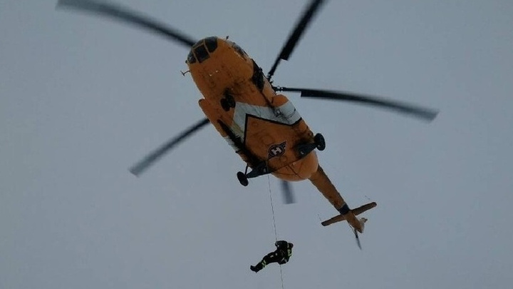 «Медлить было нельзя»: пермские спасатели эвакуировали на вертолете мужчину с инсультом