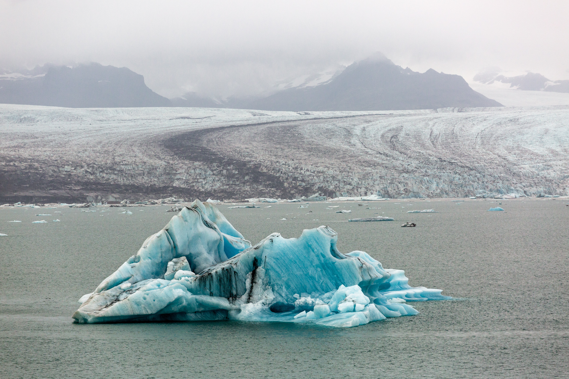 Ледники здесь чистейшего голубого цвета