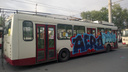 «Хоть бы согласовывали рисунки»: испорченные челябинскими граффитистами троллейбусы покрасят заново