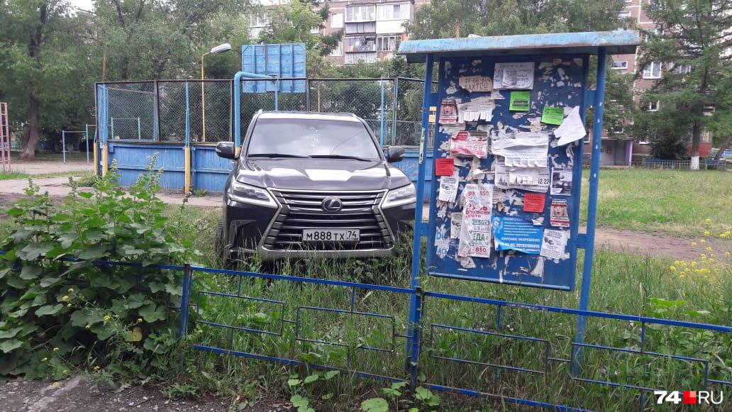 Lexus стоит на газоне недалеко от детской площадки: повреждение такой машины оставляет родителям виновника больше шансов отстоять правду, особенно если ребёнок действовал непреднамеренно