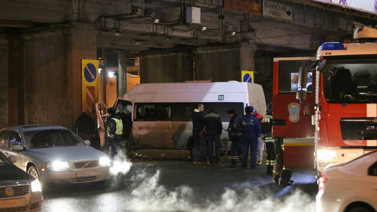 Чп 28 февраля. Автобус врезался в столб в Челябинске. Народное ополчение 149 автобус врезался в столб. Происшествия в Челябинске сегодня с автобусом. Авария в Челябинске автобус 92.