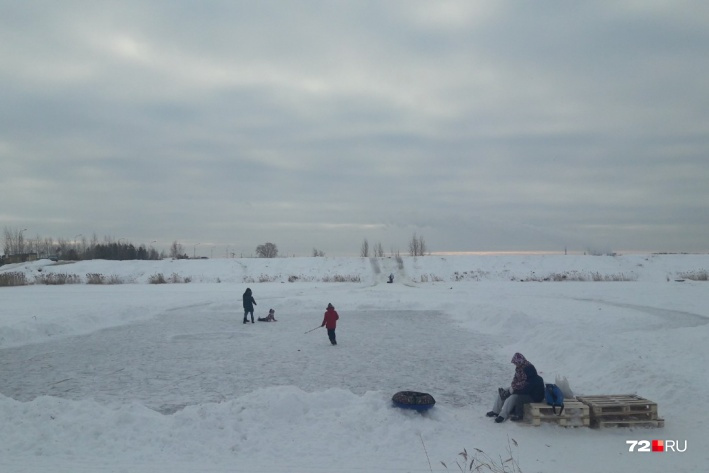 Мальчик катался в январе на «ватрушке» неподалеку от водоёма. После этого ребёнок пошел по замерзшему пруду и провалился под лёд