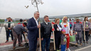В костюмах и с лопатами: чиновники высадили деревья на Михайловской набережной