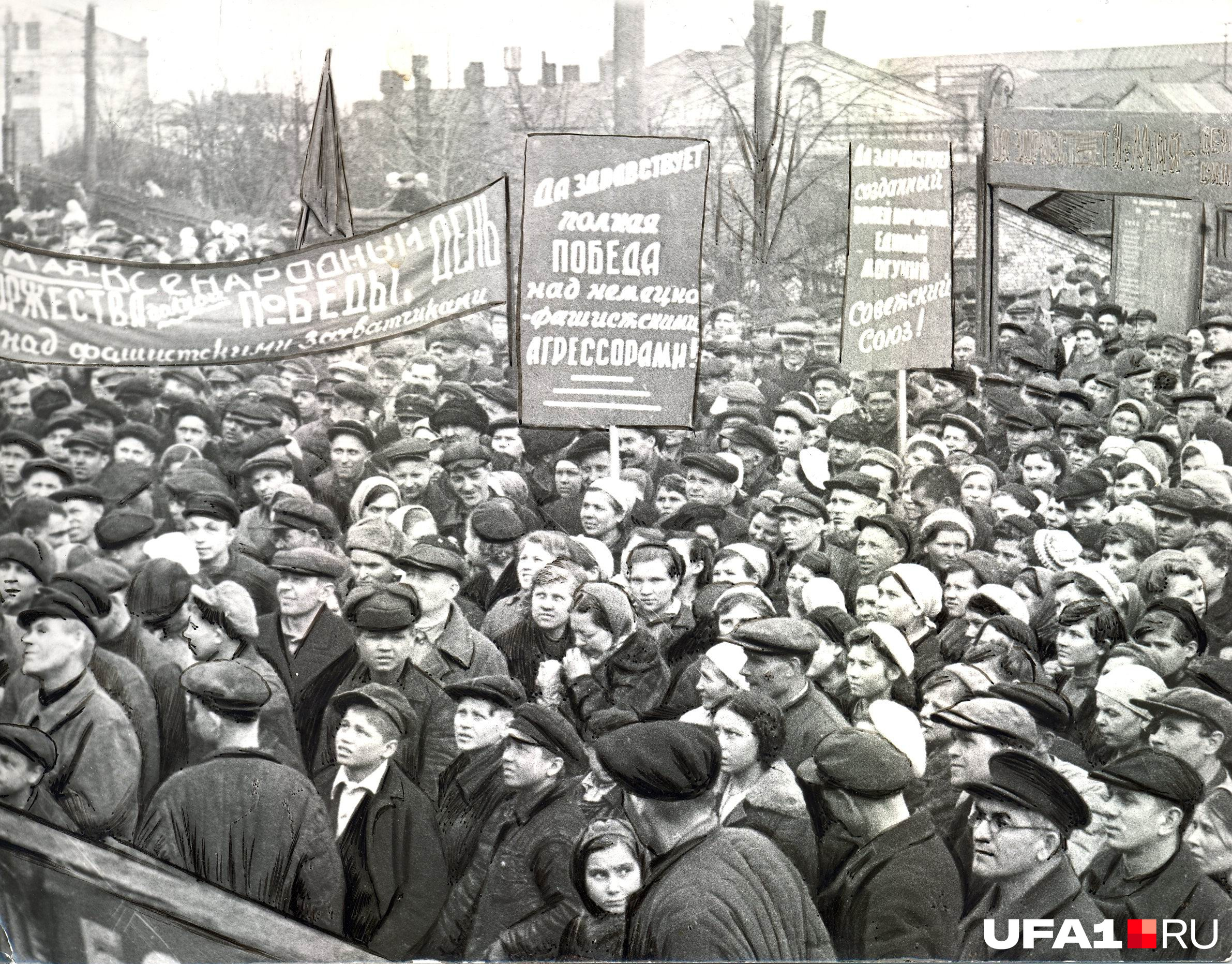 9 мая 1945 года. Митинг рабочих Паровозоремонтного завода в честь Дня Победы 