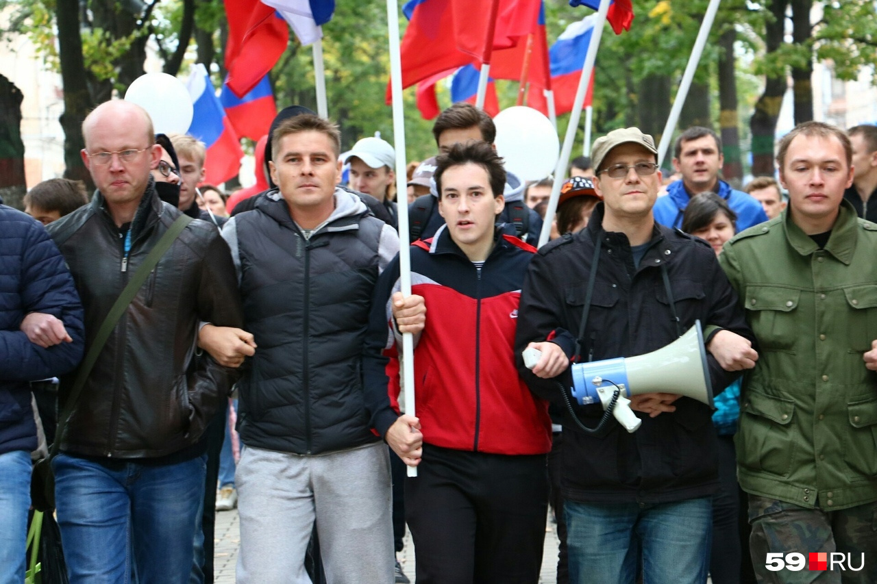 Даниил Шестаков (в центре, в красном) на акции