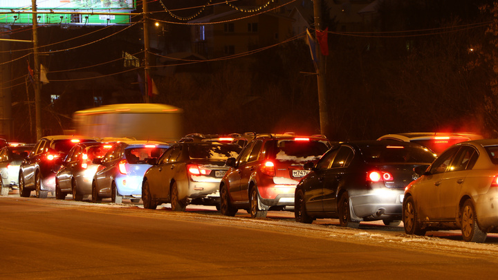 Гигантская пробка собралась на Родионова из-за неработающих светофоров