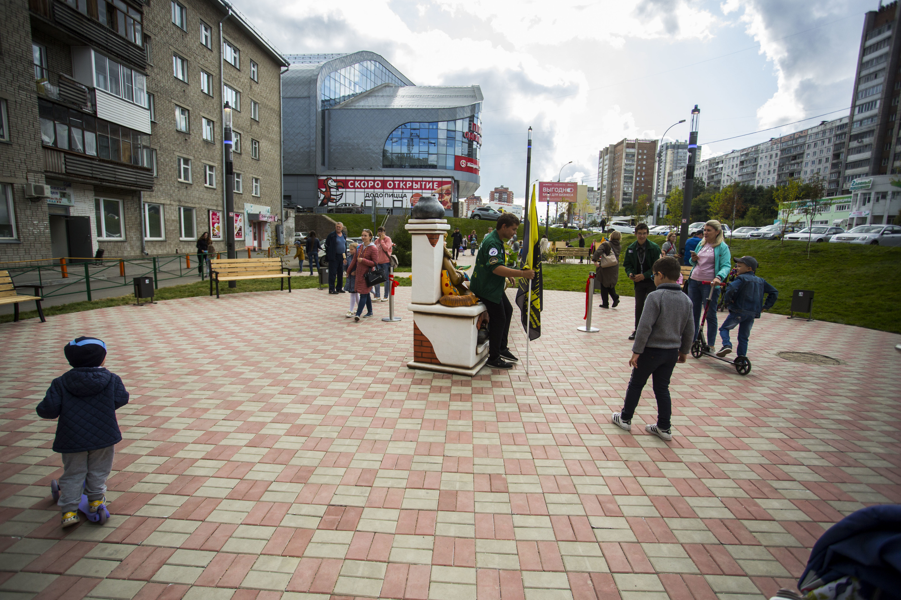 Открыли новый сквер. Парк в Новосибирске на улице Кошурникова. Сквер на Кошурникова Новосибирск. Сквер молодежный ул.Кошурникова 31 Новосибирск. Детский сквер на Кошурникова.