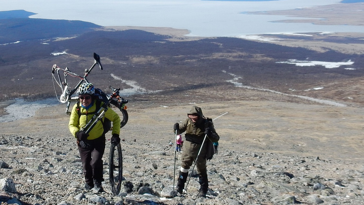 Путешественник-велосипедист поднялся на знаменитый пик на границе с Монголией в 3500 метров высотой